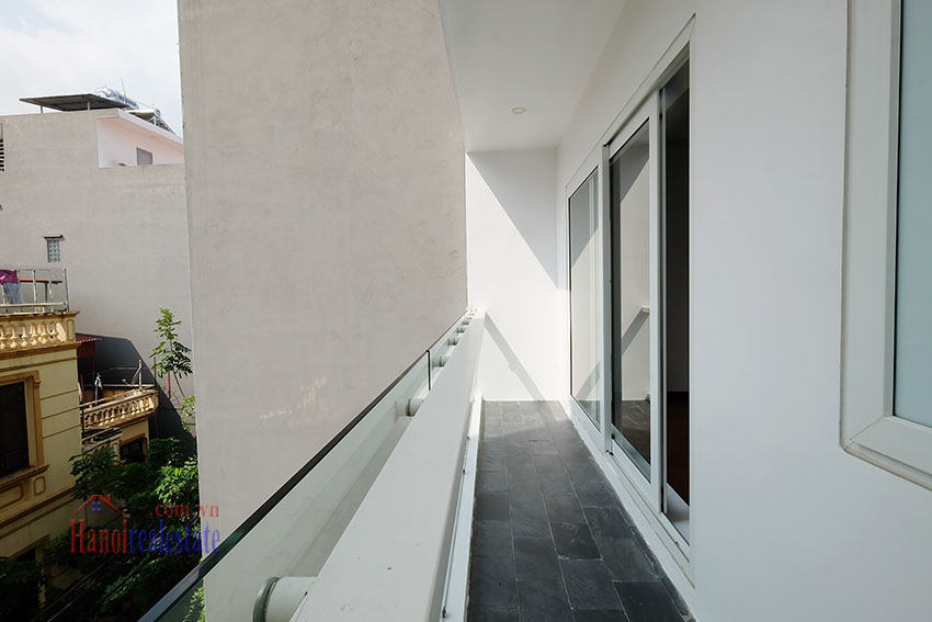 Modern house 4 bedroom house with front courtyard on Dang Thai Mai 22