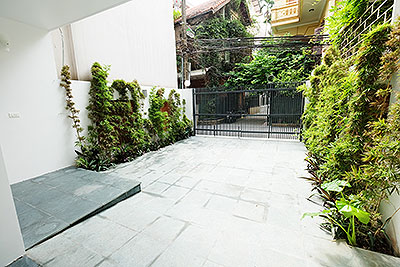 Modern 4 bedroom house with front courtyard on Dang Thai Mai