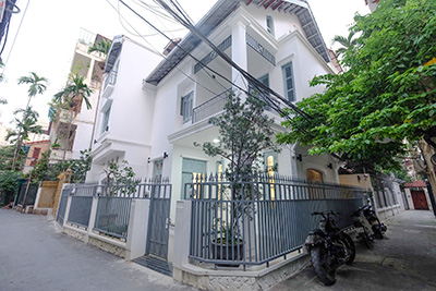 Modern house with front yard on Dang Thai Mai Street