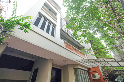 Cho thuê nhà hiện đại có gara ô tô riêng tại Tây Hồ, Hà Nội - 4PN đầy đủ nội thất