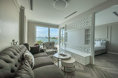 Cho thuê căn hộ 2 phòng ngủ mới tân trang tại Xuân Diệu, view hồ