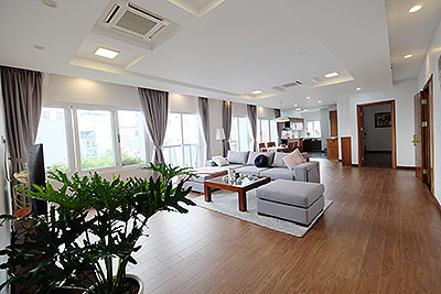Cho thuê căn hộ đủ đồ, cao cấp 200m2, 03 phòng ngủ trên đường Quảng Khánh , Quận Tây Hồ