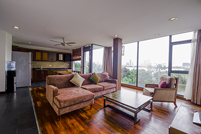 Cho thuê căn hộ 2 phòng ngủ view Hồ Tây, tại mặt đường Quảng Khánh, Hà Nội