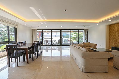 Cho thuê căn hộ 180m2 với thiết kế 03 phòng ngủ, 03 phòng tắm, hiện đại, sáng, nhiều tiện ích