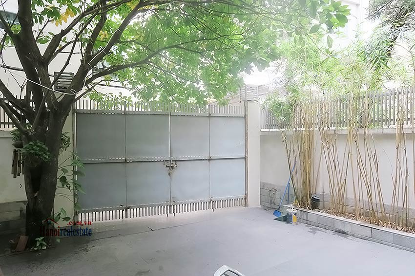 Semi furnished 03 bedroom house to let in Hai Ba Trung with nice courtyard 4