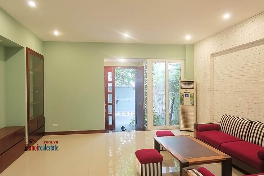 Semi furnished 03 bedroom house to let in Hai Ba Trung with nice courtyard 8