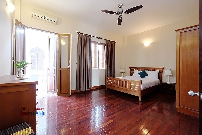 Serviced 2 bedroom apartment to let in Hoan Kiem with balcony 10