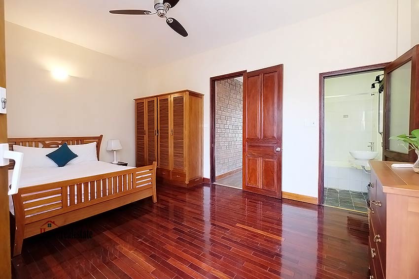 Serviced 2 bedroom apartment to let in Hoan Kiem with balcony 11