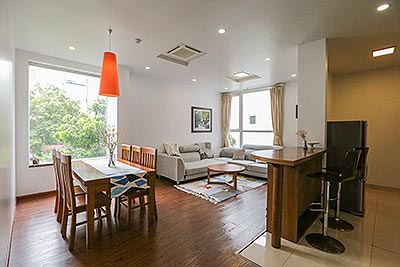 Cho thuê căn hộ 02 phòng ngủ, 120m2, hiện đại, giá rẻ trên đường Quảng Khánh, gần Hồ Tây