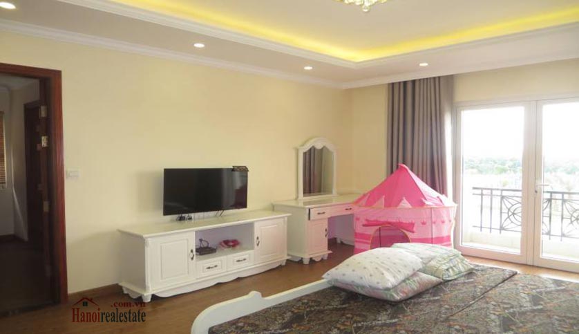 Spacious 04BRs villa for rent in Anh Dao Vinhomes Riverside with river access 19