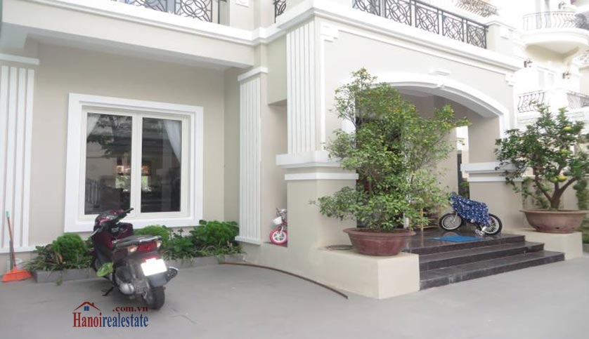 Spacious 04BRs villa for rent in Anh Dao Vinhomes Riverside with river access 3