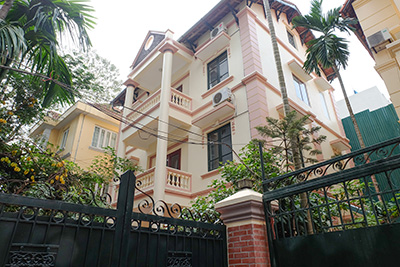 Cho thuê nhà 4 phòng ngủ sân vườn rộng tại Tô Ngọc Vân, Tây Hồ