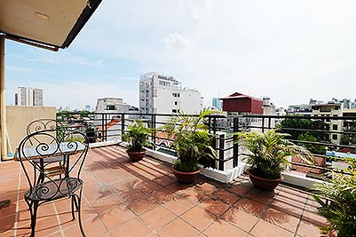 Top floor 01-bedroom apartment with large balcony in Hai Ba Trung