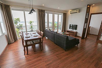 Cho thuê căn hộ 02 phòng ngủ 90m2, đủ đồ , mặt đường Quảng Khánh với view Hồ Tây tuyệt đẹp