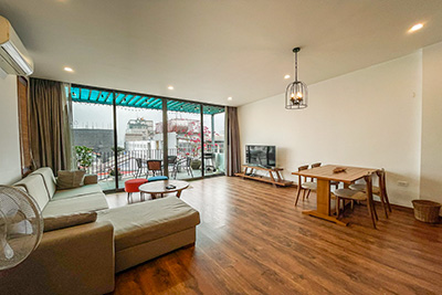 Top floor 2 bedrooms apartment in a quiet alley