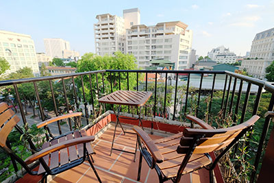 Top floor 2-bedroom apartment with balcony on Ly Thuong Kiet street