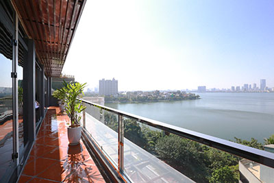 Top floor 2-bedroom apartment with lake view on Xuan Dieu Str Tay Ho District for rent