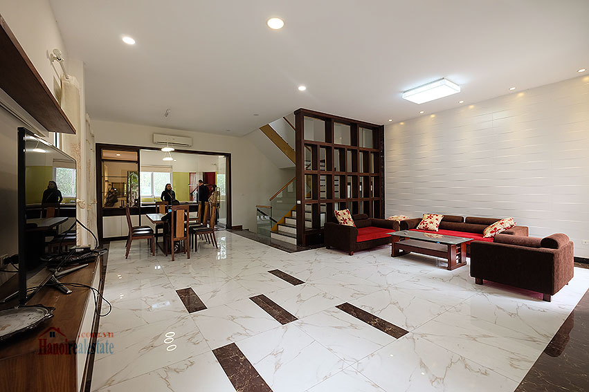 Vinhomes Riverside: Reasonable price 03BRs villa in Hoa Lan 1, short walk to Almaz 4