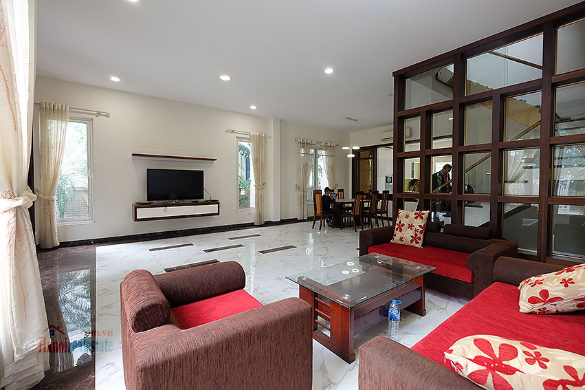 Vinhomes Riverside: Reasonable price 03BRs villa in Hoa Lan 1, short walk to Almaz 9