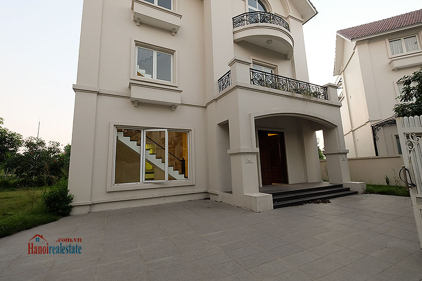 Vinhomes Riverside: Semi-detached 03BRs villa with spacious garden and river access, fully furnished 2