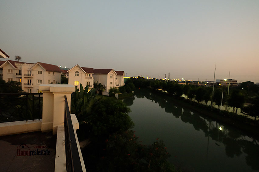 Vinhomes Riverside: Semi-detached 03BRs villa with spacious garden and river access, fully furnished 36