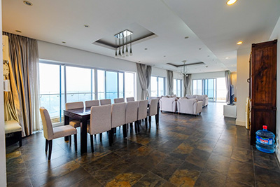 Cho thuê căn hộ 4 phòng View Hồ Tây với diện tích rất rộng 282m2 