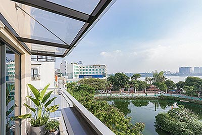 Westlake 02 bedroom apartment on Yen Hoa Road embracing extremely great Westlake view from high floor