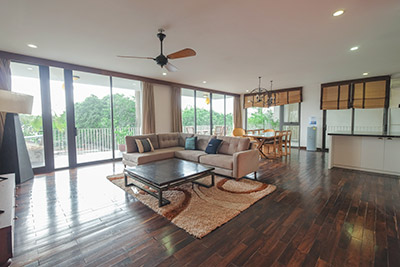 Cho thuê căn hộ view Hồ Tây, 04 phòng ngủ, 200m2, hiện đại, cao cấp tại phố Xóm Chùa, Hà Nội