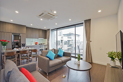Cho thuê căn hộ 2 phòng ngủ, tầng cao, thoáng, view Hồ Tây tại phố Tô Ngọc Vân, Hà Nội