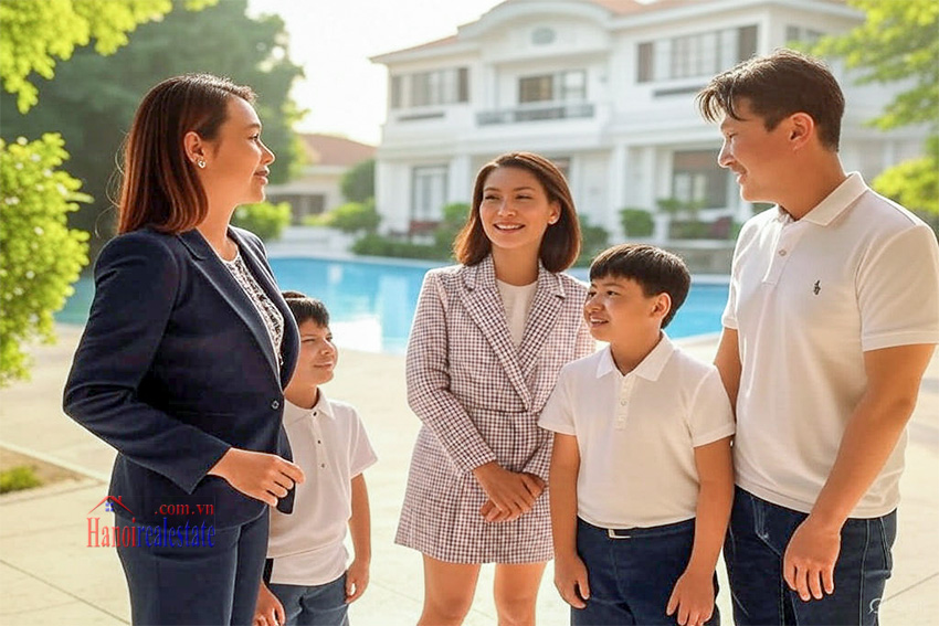 Chuyên viên bất động sản Hanoi Real Estate giới thiệu biệt thự cho khách nước ngoài